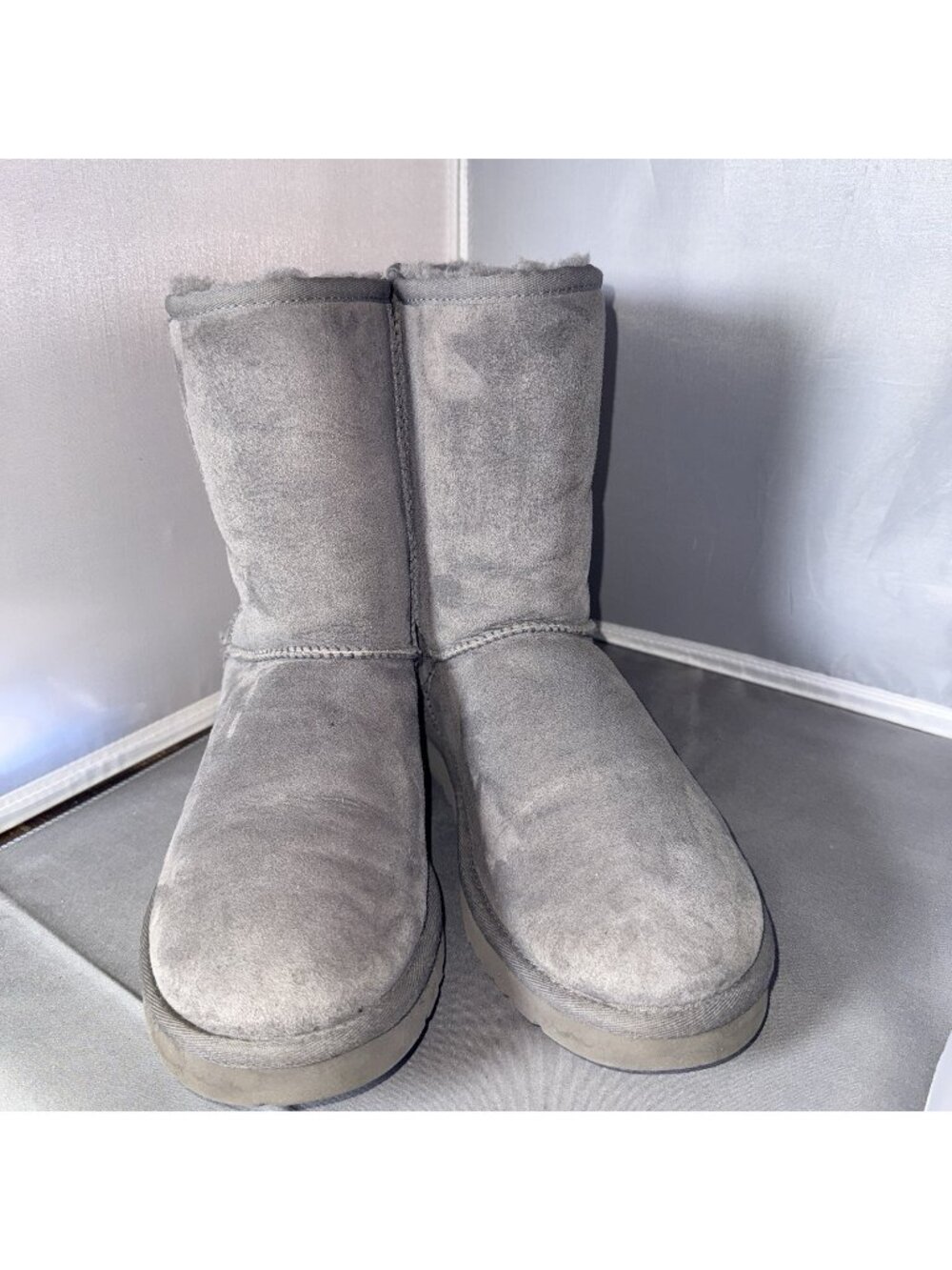 UGG Australia Classic Short Women’s Size 8 US 5825 Gray Suede Winter Boots